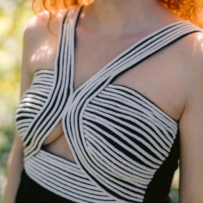 Vestido preto com detalhes brancos texturizados em fitas cruzadas no decote