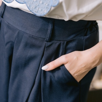 Calças azul escuro com bolso e blusa branca com aplicação azul brilhante