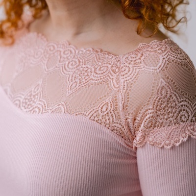 Top rosa com renda delicada no decote e ombros
