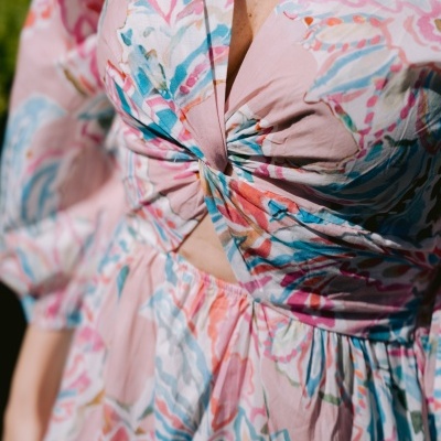 Vestido floral feminino com decote nó e mangas bufantes