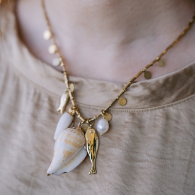 Colar dourado com conchas, pérola e peixes decorativos