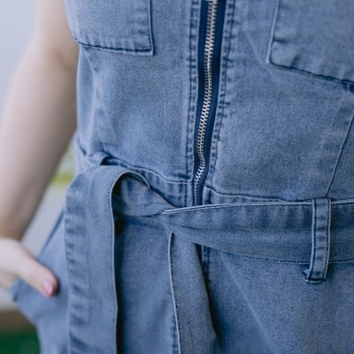 Macacão de ganga azul claro com fecho de correr e cinto de tecido