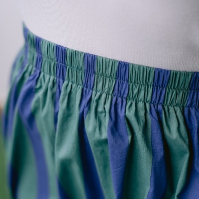 Saia com riscas verticais azuis e verdes com cós elástico