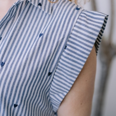 Vestido listrado azul e branco com corações bordados e gola clássica