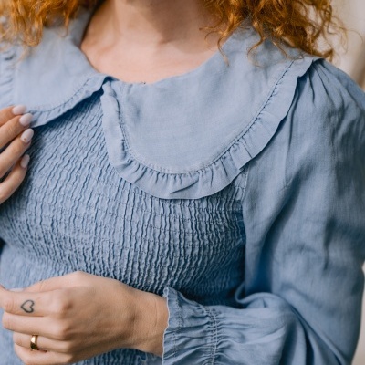 Blusa azul clara com gola redonda babada e manga comprida franzida