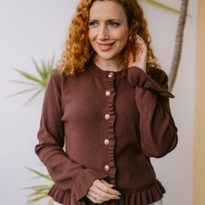 Casaco feminino castanho com botões em calças floridas