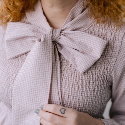 Blusa rosa claro xadrez com laço e textura franzida no peito