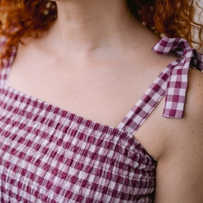 Vestido xadrez branco e bordeaux com alças e laço e brincos dourados