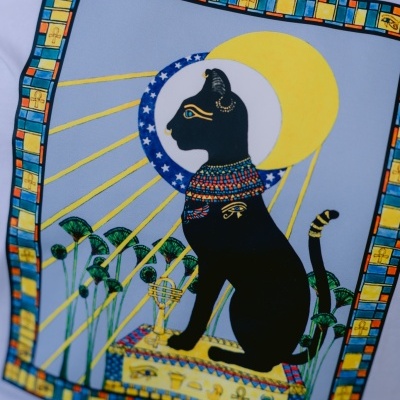 Estampa de gato preto com joias e símbolos egípcios em fundo branco