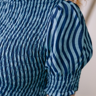 Blusa azul às riscas com tecido franzido e mangas bufantes