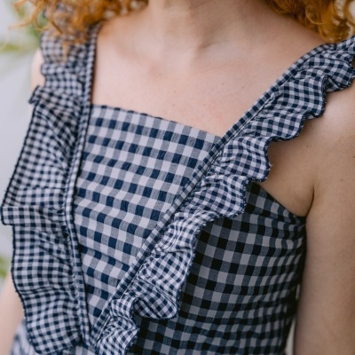 Vestido xadrez azul escuro e branco com folhos