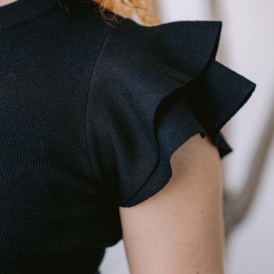 Camisola de malha preta com mangas com volantes