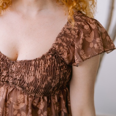 Vestido castanho com padrão floral em tecido transparente e texturizado