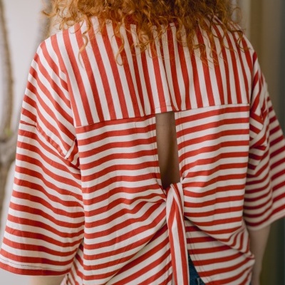 Camisola de riscas vermelhas e brancas com nó nas costas