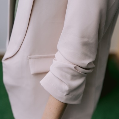 Blazer creme com bolso de lapela e manga franzida em foco