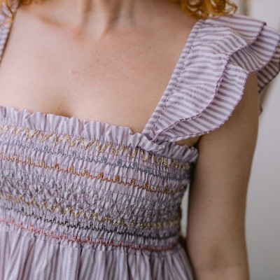 Top feminino riscas lilás e branco com folhos e bordados coloridos