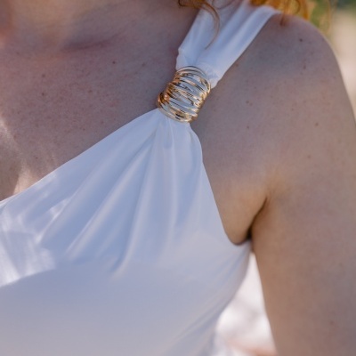 Top branco de um ombro só com alça e detalhe prateado