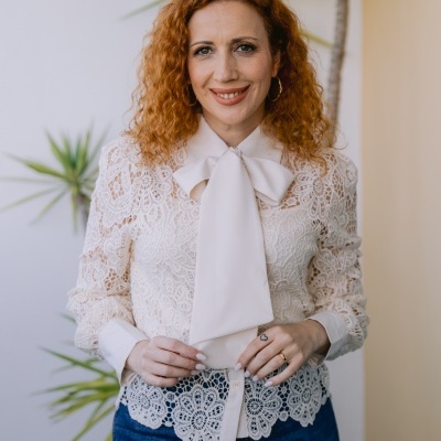 Blusa branca rendada com laço e calças de ganga azul escuro