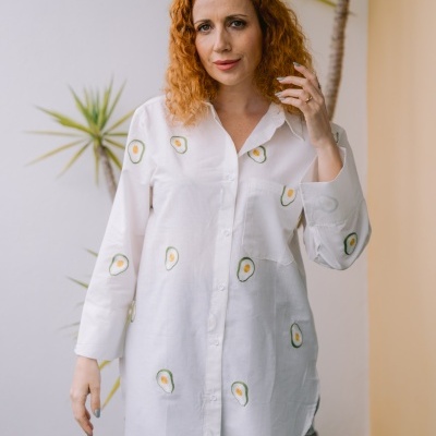 Camisa branca com estampado de abacate usada por mulher