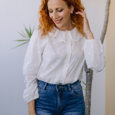 Blusa branca com bolinhas e jeans azul