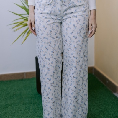 Calças brancas com flores azuis e bolsos frontais