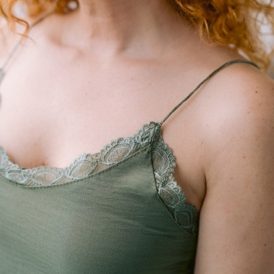 Blusa verde com renda na borda e alças finas