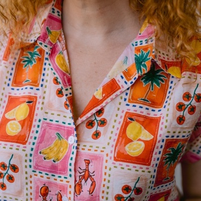 Camisa colorida com padrão de frutas, lagostas e palmeiras