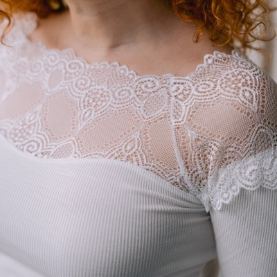 Top branco com renda na parte superior e tecido canelado