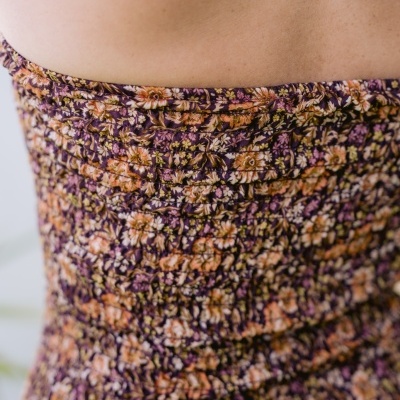 Vestido floral em tecido franzido com as costas à mostra