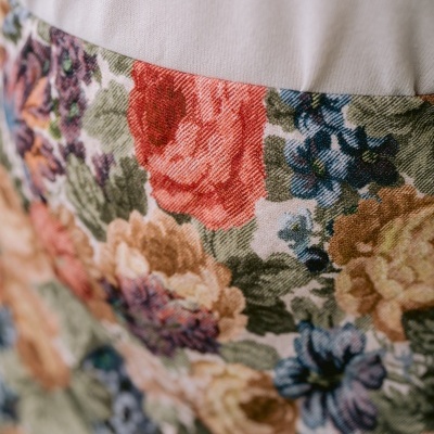 Tecido floral colorido com textura junto a tecido branco liso sem padrão