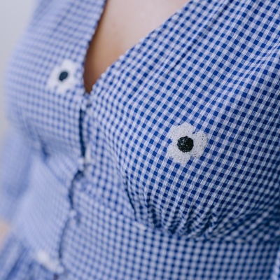 Vestido azul com padrão xadrez e detalhes florais bordados