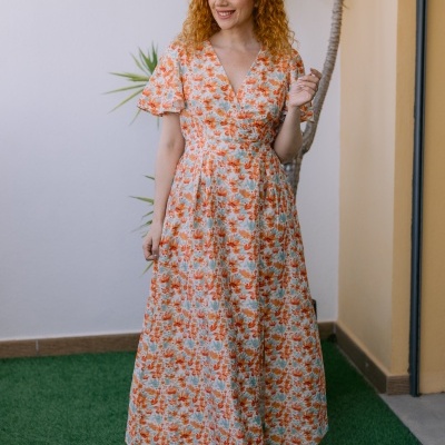 Mulher a usar vestido comprido floral em exterior com plantas