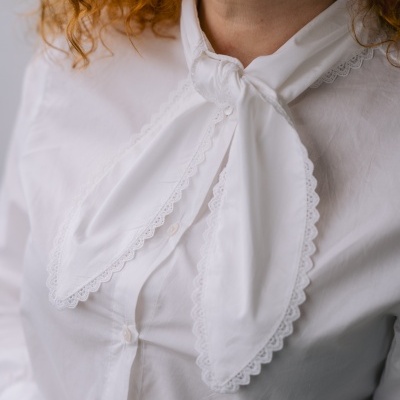 Camisa branca com gola em laço e bordado em renda