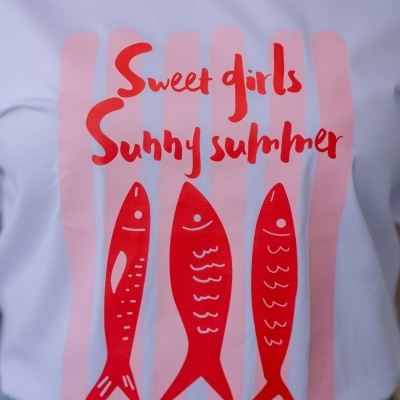 T-shirt branca com peixes vermelhos estampados e texto em vermelho