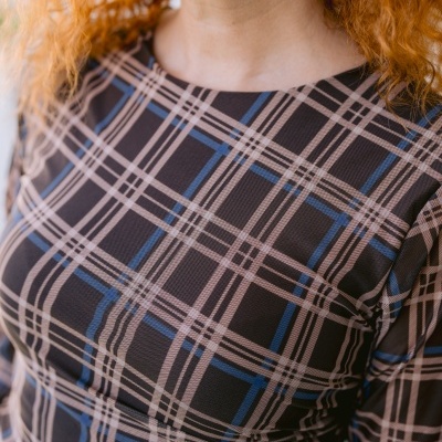 Vestido com padrão de riscas castanho, azul e preto com gola redonda