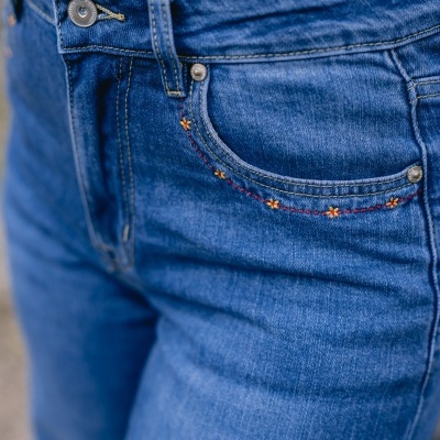 Calças de ganga azul com costuras amarelas decorativas e bolso frontal