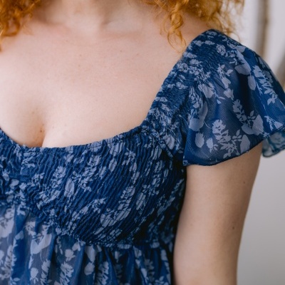 Vestido azul com padrão floral branco e manga bufante