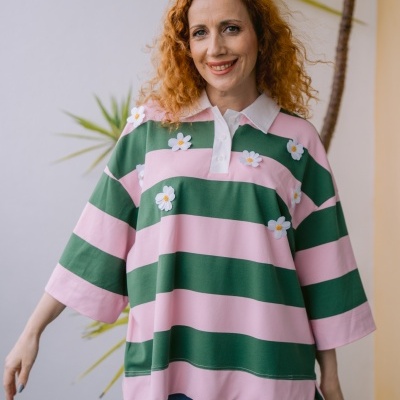 Camisola larga riscas verdes e rosas com flores e gola branca usada por mulher