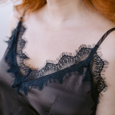 Top preto acetinado com renda preta na borda e alças finas