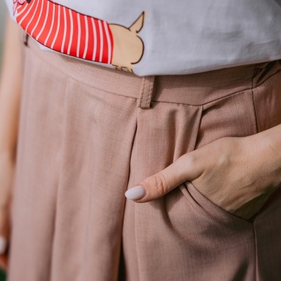 Calças castanho claro com bolso lateral e t-shirt branca com estampa de cão engraçado