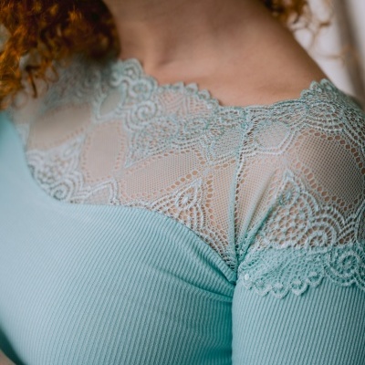 Camisola azul clara com detalhes rendados na parte superior