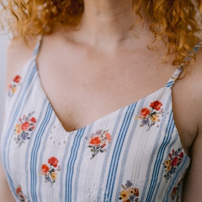 Vestido branco com riscas azuis e flores multicoloridas