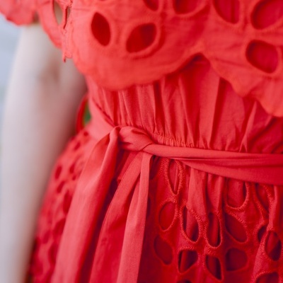 Vestido vermelho com recortes e faixa na cintura