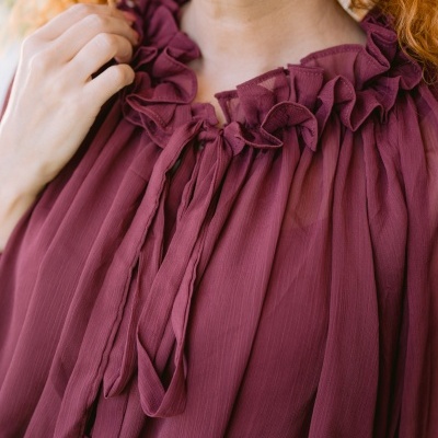 Blusa feminina vermelha vinho com gola frufru em tecido leve