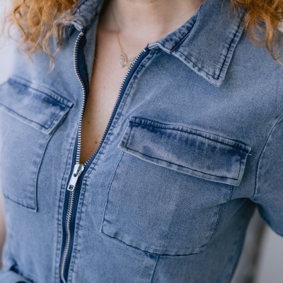 Macacão de ganga azul claro com fecho de correr e bolsos de aba