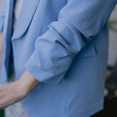 Blazer azul claro de tecido liso com calças florais brancas e azuis