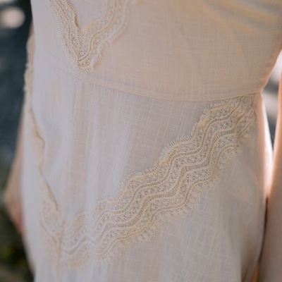 Vestido creme com renda bordada em padrão ondulado