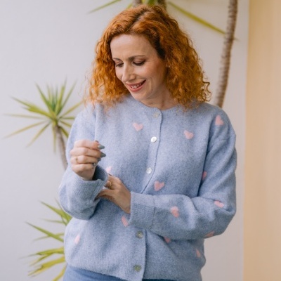 Casaco feminino azul claro com corações rosa e botões brancos