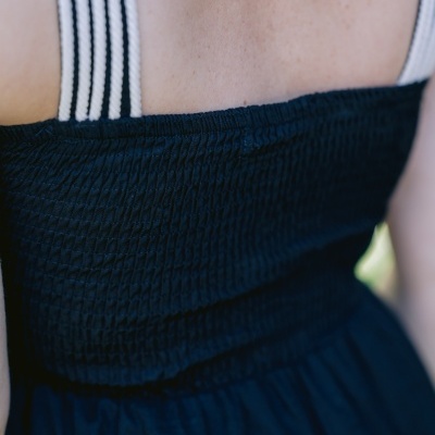 Vestido azul escuro com alças brancas e riscas pretas nas costas