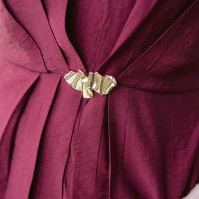 Tecido granada com detalhe dourado irregular
